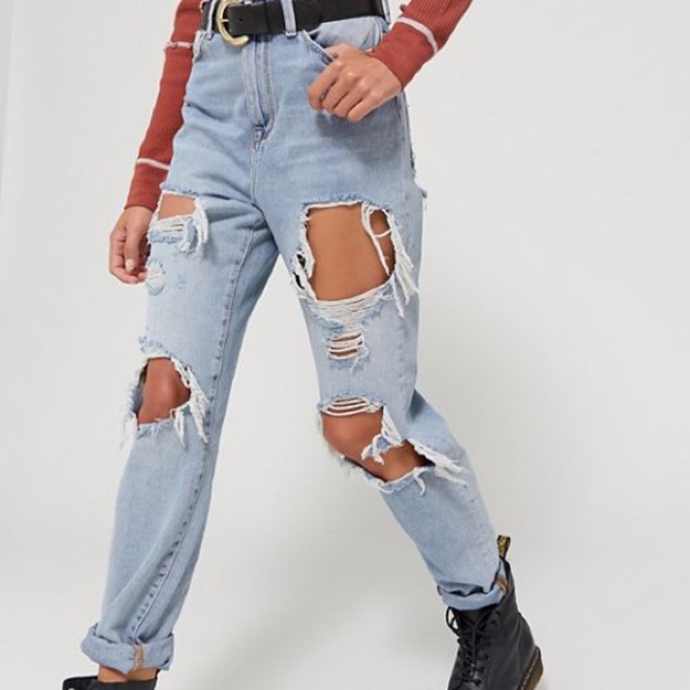 BDG High Waisted Mom Jeans - destroyed light wash